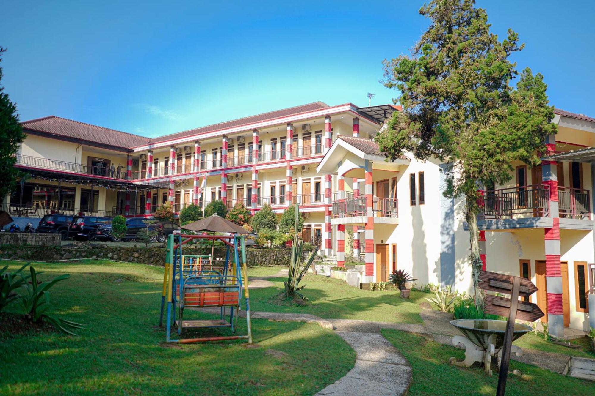 Bayak Hotel Bumdes Cipayung & Resort Ciguntur Exteriör bild